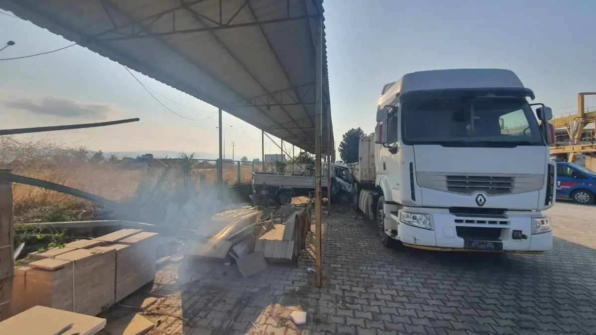 İnegöl’de Lastiği Patlayan Kamyonet Kaza Yaptı