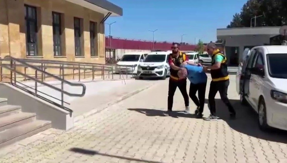 30 suctan 46 yil hapisle aranan hukumlu yakalandi E2stYCmu