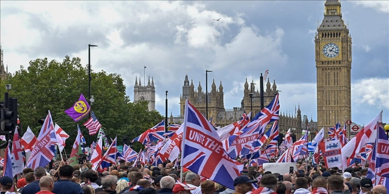 asiri sag protestolar londrayi karistirdi 26 polis yaralandi vUEy8sqs