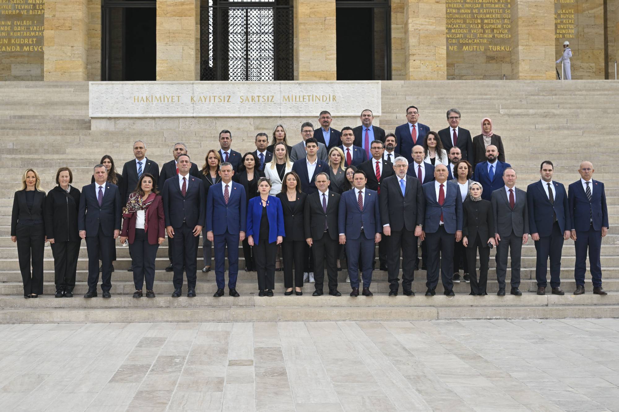 chp lideri ozel yeni pm ve ydk uyeleriyle anitkabiri ziyaret etti 19 mart sivil darbe tesebbusune karsi verdigimiz mucadeleyi kararlilikla surduruyoruz w28VJT4Y