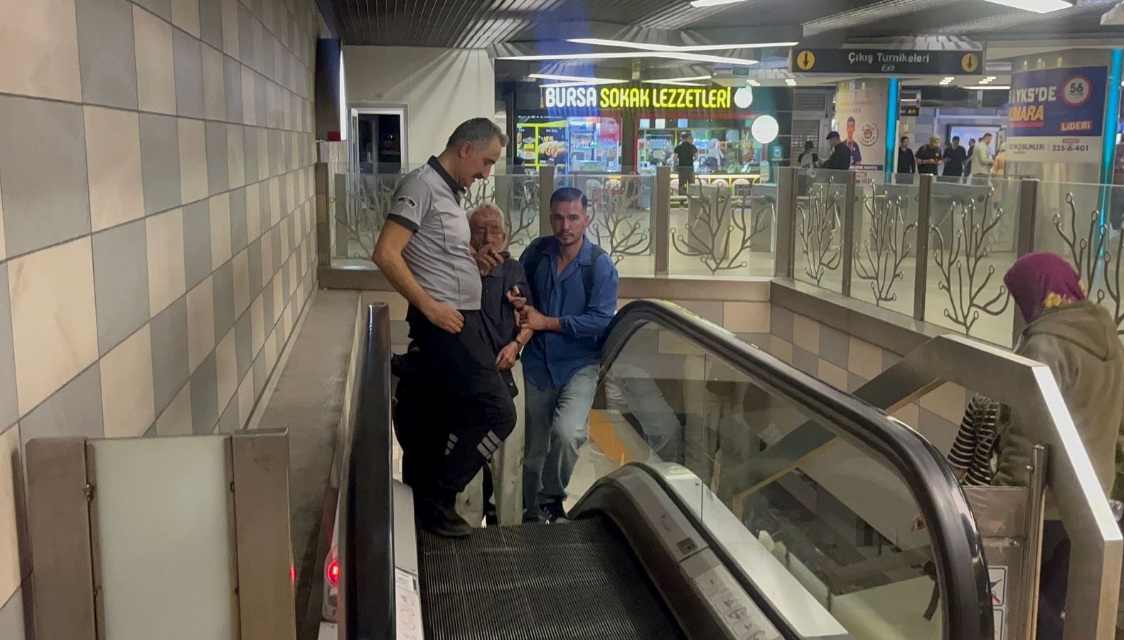 perondaolumcul sakalasma yasli adam son anda ezilmekten kurtuldu RQUFeMtk