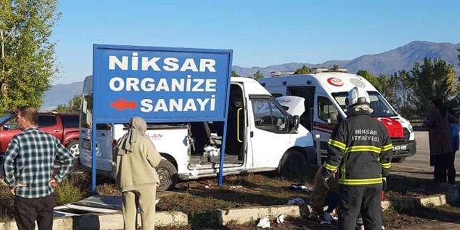 isci servisi ile tarim iscilerinin bulundugu minibus carpisti 10 yarali WilbFLsZ.jpg