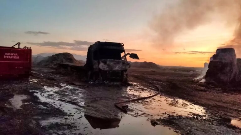 karapinarda tir yangini 25 ton saman yandi ADlRhFwA.jpg