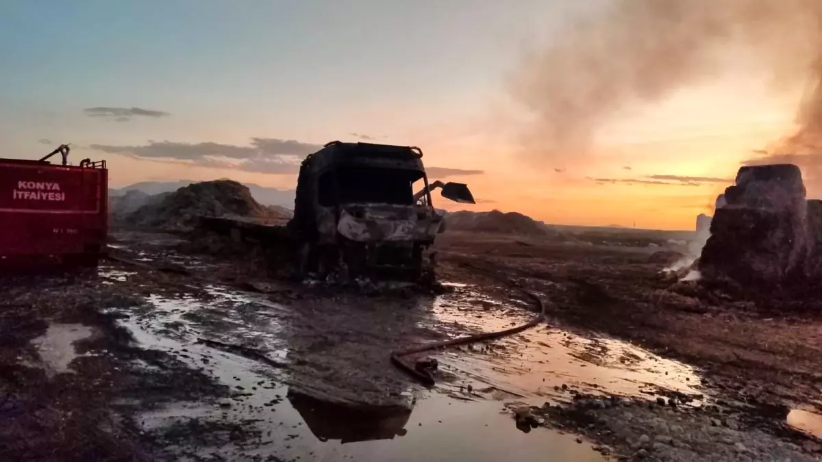 karapinarda tir yangini 25 ton saman yandi ADlRhFwA.jpg