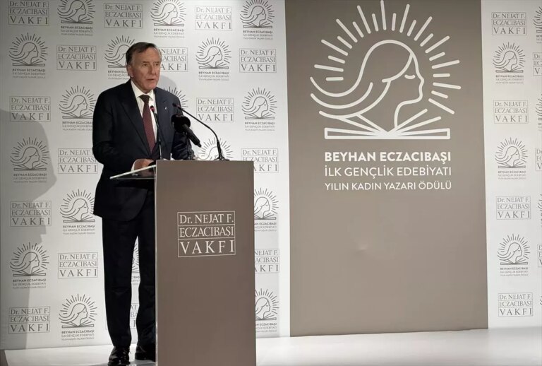 koray avci cakman yilin kadin yazari odulunu kazandi 4InIy5zU.jpg