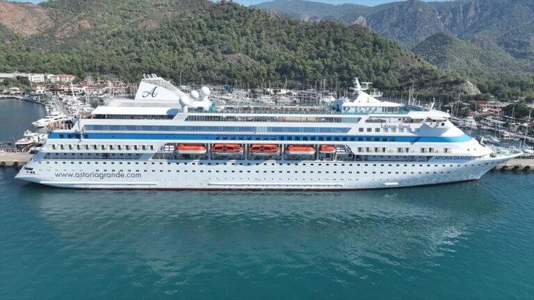 kruvaziyer yolculari marmariste FQvjOkDs.jpg