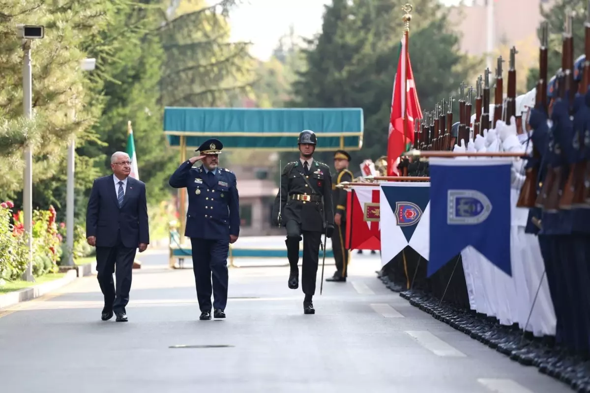 milli savunma bakani yasar guler iranli mevkidasi ile gorustu AK4aEZOG