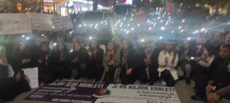 rojin kabais icin kadinlardan yuruyus cHzQXCrJ.jpg