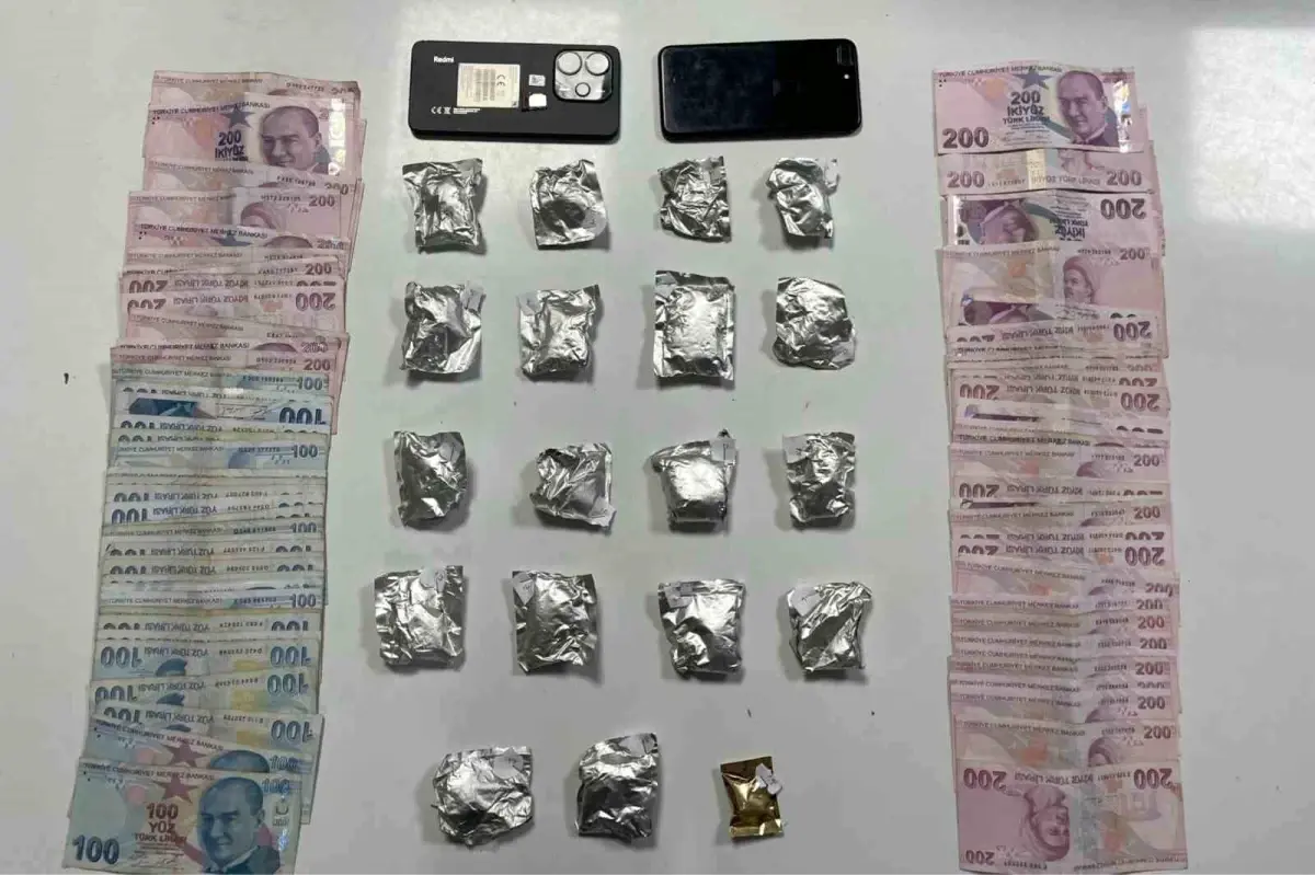 sislide polis uygulamasinda uyusturucu ve para ele gecirildi fSfKQtP2.jpg