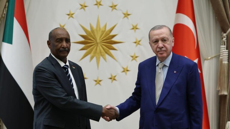 cumhurbaskani-erdogan-sudan-egemenlik-konseyi-baskani-el-burhan-ile-gorustu-l587h2GE.jpg