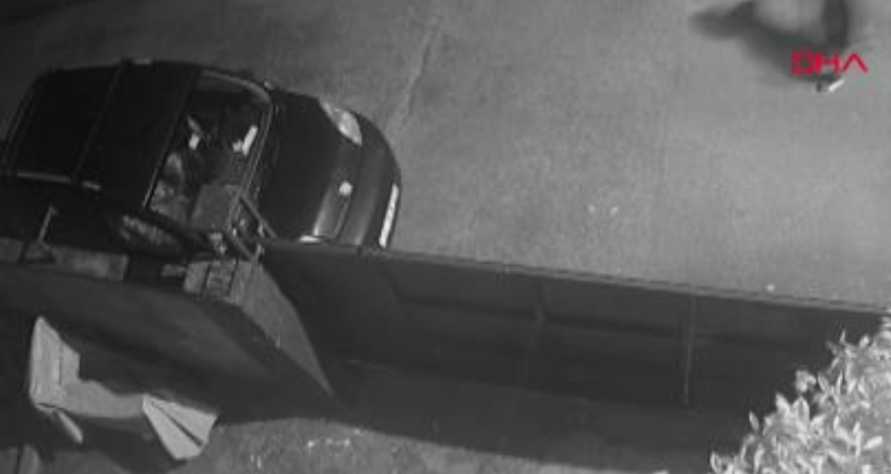 Kasklı Şahıs Pompalı Tüfekle Eve Saldırdı